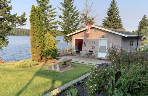 Cariboo Chilcotin Coast Cottage | Woods Waterside Cottage on Chimney Lake