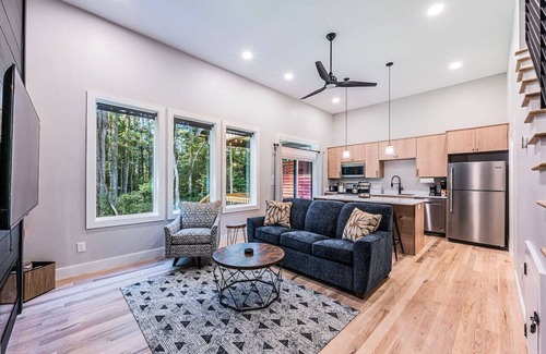 Scottsville House | Woodside Retreat A&B:Modern Home