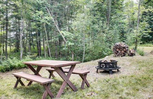 Pelkie Apartment | Woodsy and Charming! Tiny Haven with Yard in Pelkie