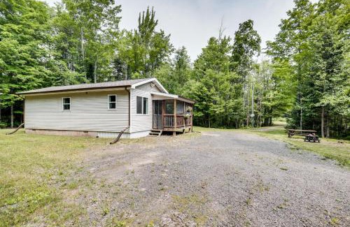 Pelkie Apartment | Woodsy and Charming! Tiny Haven with Yard in Pelkie