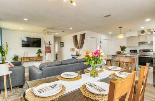 Gulf Breeze House | Woodsy Retreat, steps to Bay - Hot tub!
