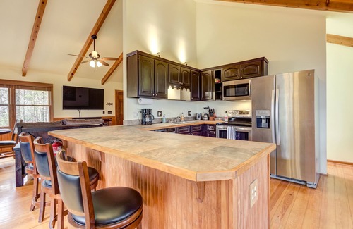 Walnut Mountain House | Woodsy retreat w/firepit, tennis, & basketball court access