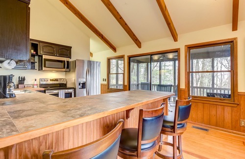 Walnut Mountain House | Woodsy retreat w/firepit, tennis, & basketball court access