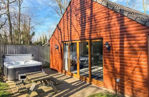Ancaster Ski Chalet | Woodview Lodge Hot Tub 4