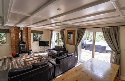 Farley Cabin | Wootton; woodland lodge for 8 with hot tub, log burner, BBQ, near Alton Towers.