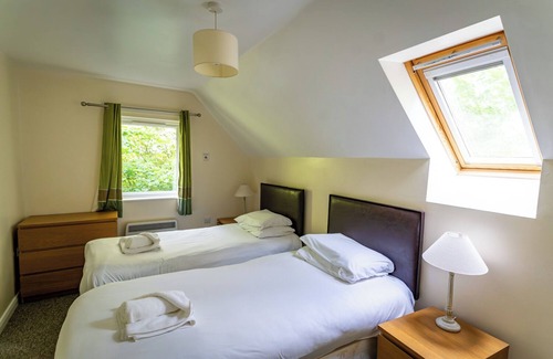 Farley Cabin | Wootton; woodland lodge for 8 with hot tub, log burner, BBQ, near Alton Towers.