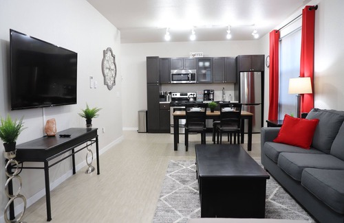 Kingfield Apartment | Work From Here#Office and Weights Area#Fast WiFi#King Bed#Roku TVs#Keurig+Coffee