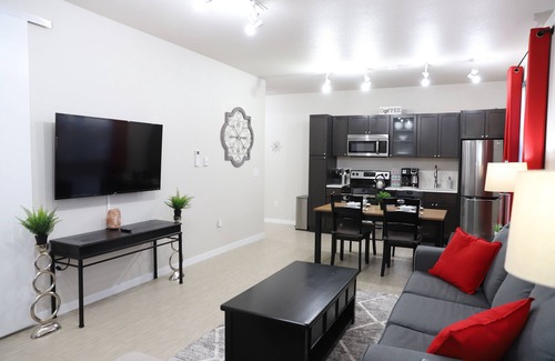 Kingfield Apartment | Work From Here#Office and Weights Area#Fast WiFi#King Bed#Roku TVs#Keurig+Coffee
