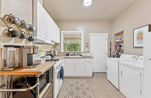 Midtown Sacramento Apartment | Work Play Stay - Downtown Sacramento Convention & Golden1 Center - Large Studio