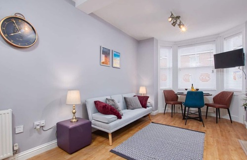 Castle Donington Apartment | Work-Ready Stay: Gym Pass, Fast Wifi, Near EMA
