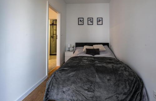 Srodmiescie Apartment | Work & Rest Apartment by Fengshui4u, cowroking, siłownia, nowy budynek, dostęp na kod