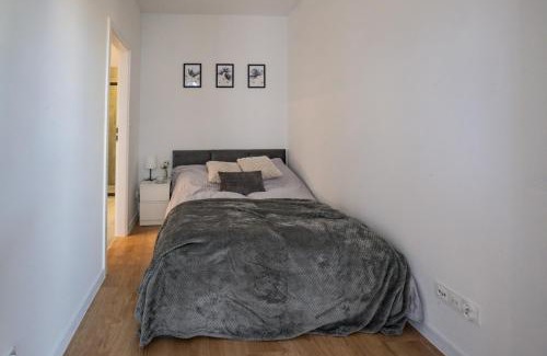 Srodmiescie Apartment | Work & Rest Apartment by Fengshui4u, cowroking, siłownia, nowy budynek, dostęp na kod