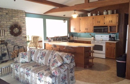 Tomahawk Cottage | World class setting, Cottage on Peninsula surrounded by Lake Nokomis