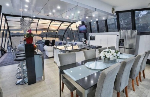 Nichols Point Boat Rental | World Luxury Award WINNER 6 STAR HOUSEBOAT Mildura 5 KINGS with private ensuites