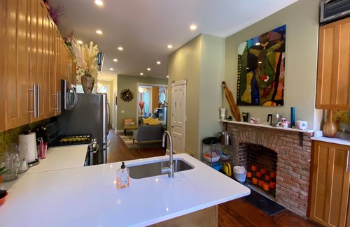 Cardozo House | World Pride Central: Walk to restaurants, bars, clubs, park, Metro
