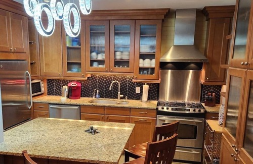 Wrigleyville Condo | Wrigley 2 bedroom 2 bath with free parking & yard!