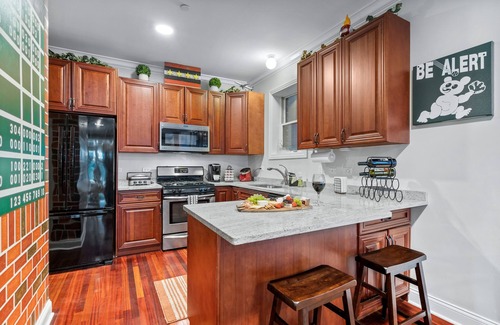 Wrigleyville Apartment | Wrigley Field Views & Cubs Vibes – Stay Across the Street!