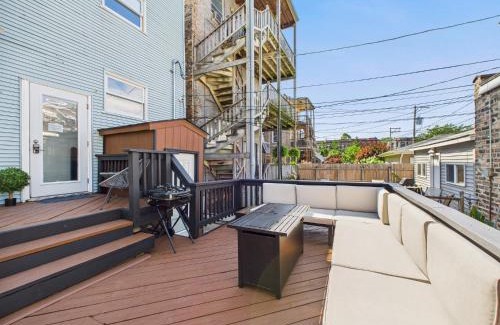 Wrigleyville Apartment | Wrigleyville Gem with Hidden Bar & Vintage Charm