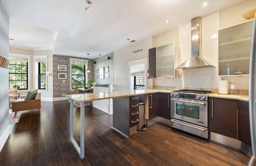Wrigleyville Bed & Breakfast | Wrigleyville Suites Room 1