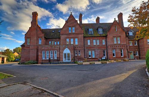 Writtle Apartment | Writtle Massive 4 Bedroom Apartment with Parking In Gorgeous Countryside Location & Short Drive to Chelmsford City Centre Contractors Welcome