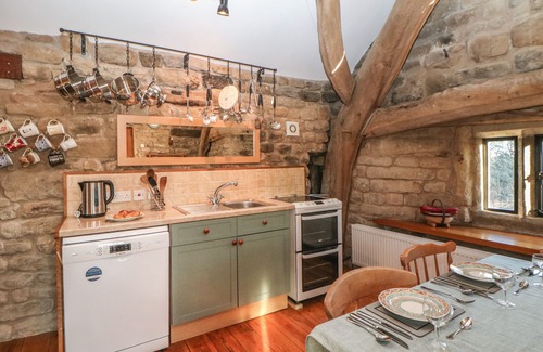 Hoylandswaine Cottage | WYNDELL CRUCK COTTAGE, character holiday cottage in Stocksbridge