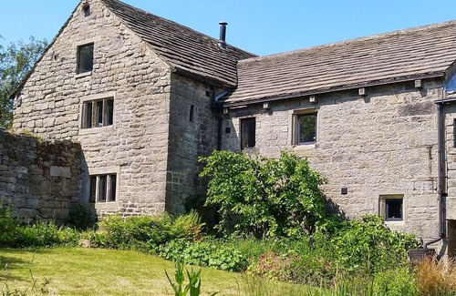 Hoylandswaine Cottage | WYNDELL CRUCK COTTAGE, character holiday cottage in Stocksbridge