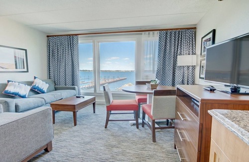 Historic Hill Resort | Wyndham Inn on the Harbor 1-Bedroom Suite – Coastal Charm in Newport, RI