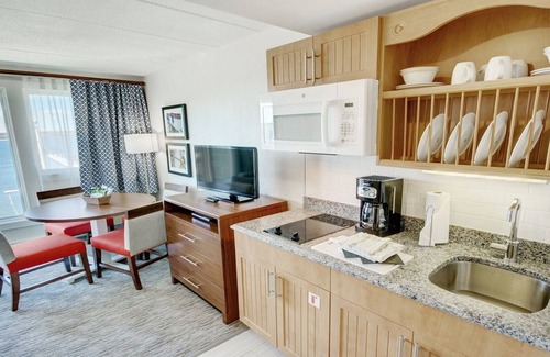 Historic Hill Resort | Wyndham Inn on the Harbor 1-Bedroom Suite – Coastal Charm in Newport, RI