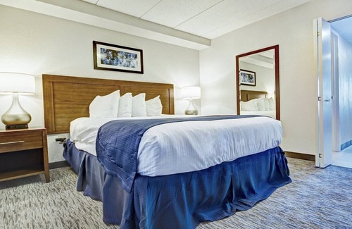 Historic Hill Resort | Wyndham Inn on the Harbor 1-Bedroom Suite – Coastal Charm in Newport, RI