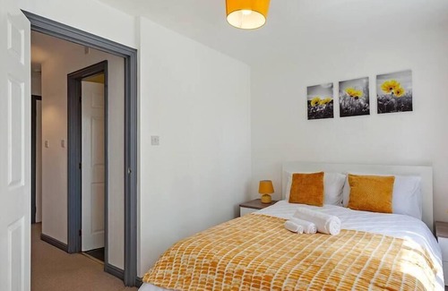 Little Hay House | Xclusive Living Stay near Airport / NEC, The Leyburn