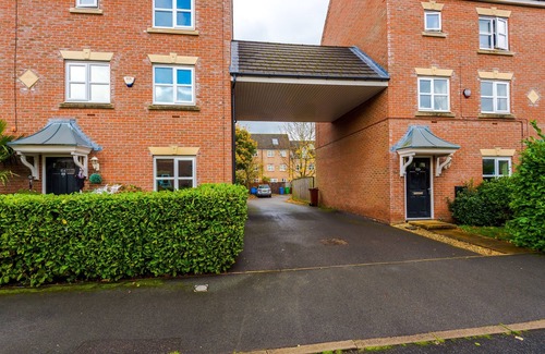 Wythenshawe House | XL 3 Bed house | Free Parking | Sleeps 8