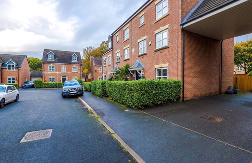 Wythenshawe House | XL 3 Bed house | Free Parking | Sleeps 8
