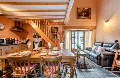 Llanybydder House | Y Cartws