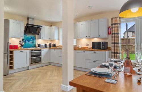 Saundersfoot House | Y Deri - Close to Village and Beach