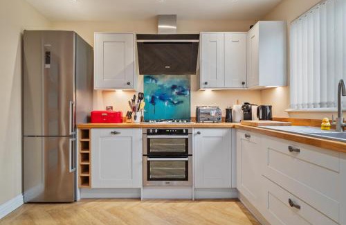 Saundersfoot House | Y Deri - Close to Village and Beach