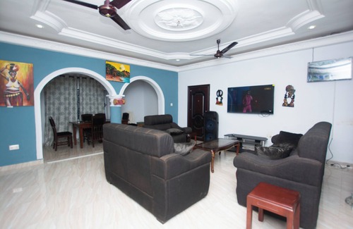 Ejisu House | Yaa Asantewaa Inn