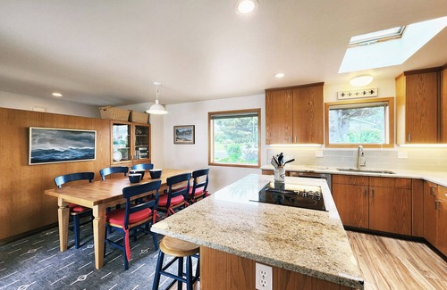 Yachats House | Yachats Home! Walk to Everything! Hot Tub!