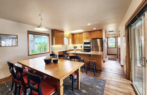 Yachats House | Yachats Home! Walk to Everything! Hot Tub!
