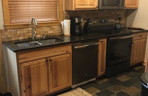 Arlington Cabin | Yadkin River Lodge-cozy stay on the bluffs overlooking the Yadkin River.