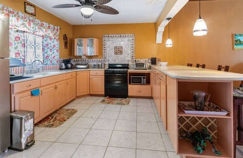 Albion Villa | YanceyLargo- 4BR Villa Jacuzzi & Mountain Views by RedAwning