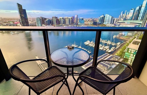 Docklands Apartment | Yarra Accommodation: An Ensuite Double Room.