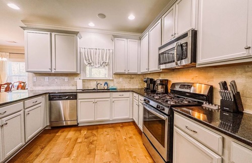 Evans House | Year Round Rental! Awesome Entertainment, 4 Bedroom-2 King 2 Queen, Pet Friendly