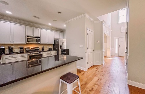 Evans House | Year Round Rental! Awesome Entertainment, 4 Bedroom-2 King 2 Queen, Pet Friendly