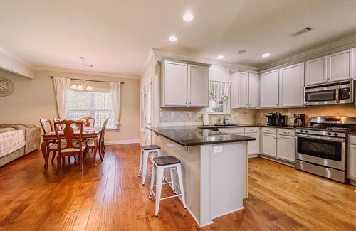 Evans House | Year Round Rental! Awesome Entertainment, 4 Bedroom-2 King 2 Queen, Pet Friendly