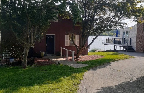 Voluntown House | Year Round Waterfront Lake Cottage