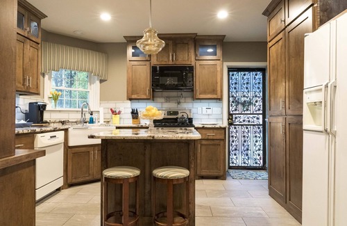 Amarillo House | Yellow Cottage Home Close to I-40 and I-27