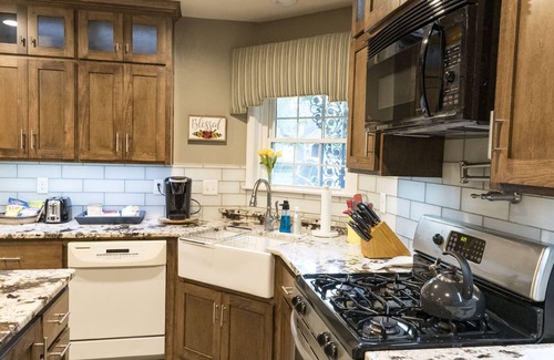 Amarillo House | Yellow Cottage Home Close to I-40 and I-27