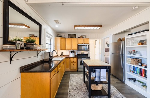 Burnet Cabin | Yellow Door Cabin-Cozy Cabin at Lake Buchanan!