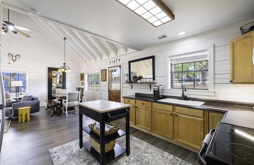 Burnet Cabin | Yellow Door Cabin-Cozy Cabin at Lake Buchanan!
