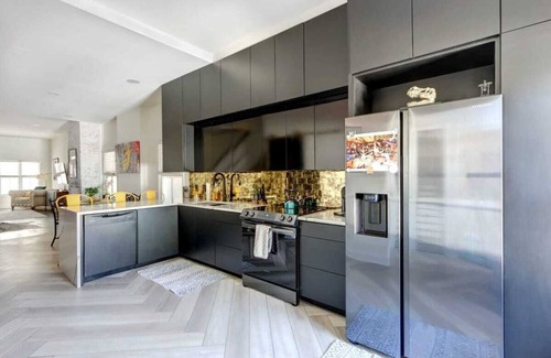 Dixon Park Apartment | Yellow Door Inn, Modern | Dog-Friendly | Mini Golf!
